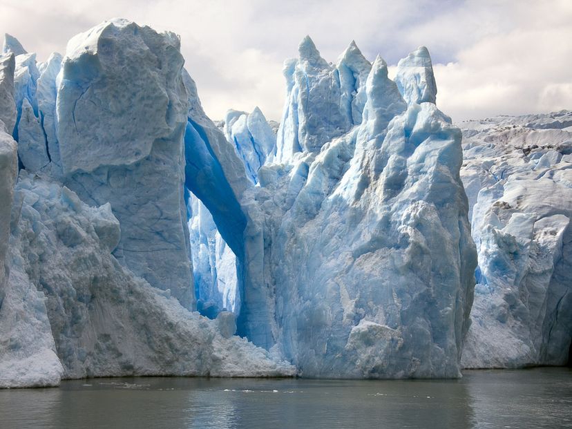 EXCURSIÓN "NAVEGACIÓN AL GLACIAR GREY".