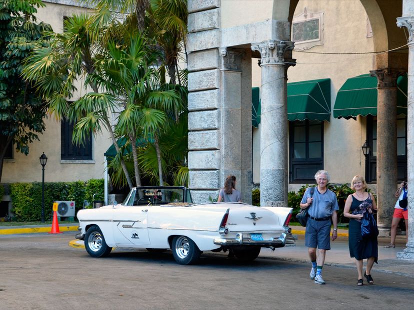 "RIDE THROUGH HAVANA IN CLASSIC CARS" Tour