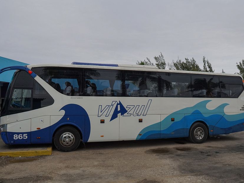 “VIAZUL CUBA: SANTIAGO DE CUBA / BAYAMO / HOLGUÍN AIRPORT / HOLGUÍN / LAS TUNAS / SANCTI SPÍRITUS / SANTA CLARA / HAVANA AIRPORT / HAVANA“ Collective Transfer Services