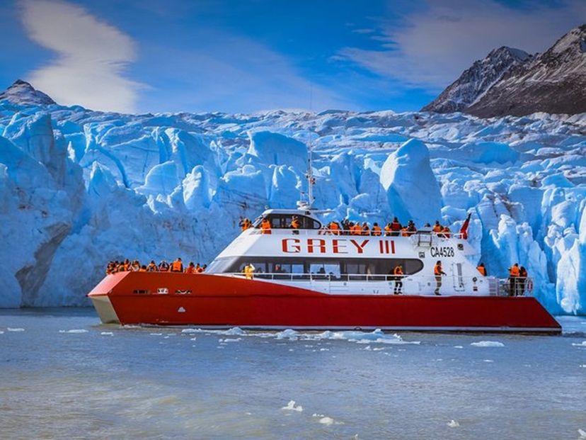 Tour "NAVIGAZIONE VERSO IL GHIACCIAIO GREY + TRASFERIMENTO"