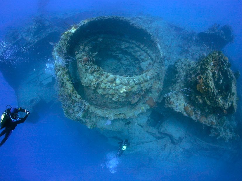 Scuba Diving in Wrecks of the Hispanic - Cuban and North American War of 1898. "CRISTOBAL COLÓN BATTLESHIP CRUISE"