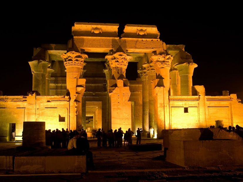 AUSFLUG "LICHT UND TON SHOW IM TEMPEL VON EDFU".
