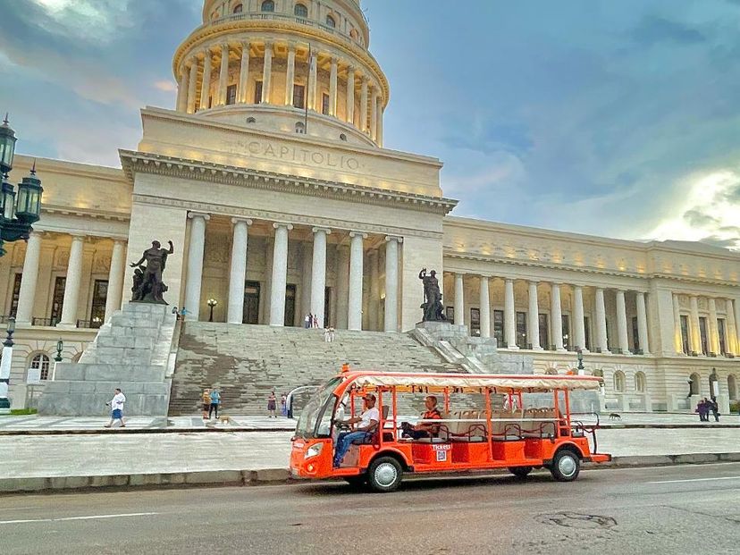 "MODERN AND COLONIAL HAVANA DAY TRIP WITH RUM AND TOBACCO ADVENTURE" Tour, La Habana, Cuba.
