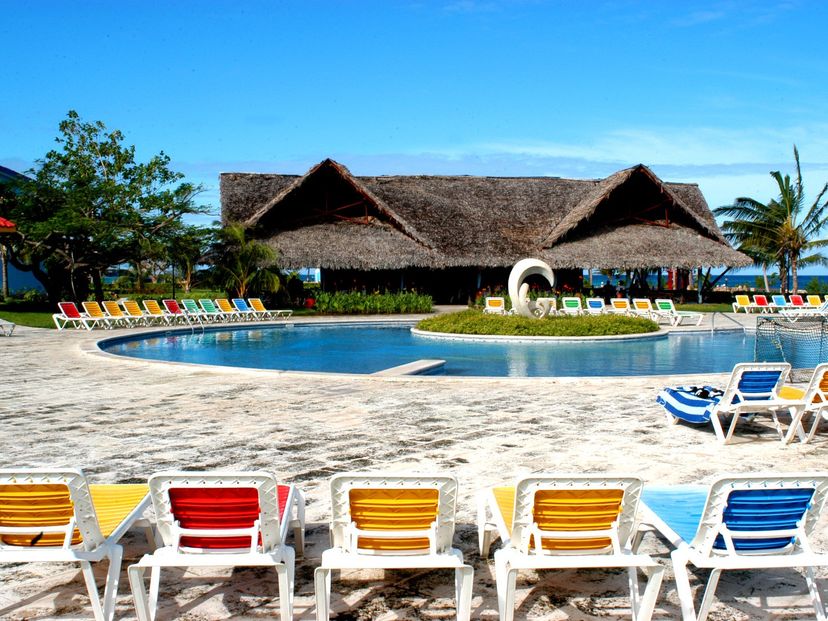 Los Amigos (Guardalavaca section)
