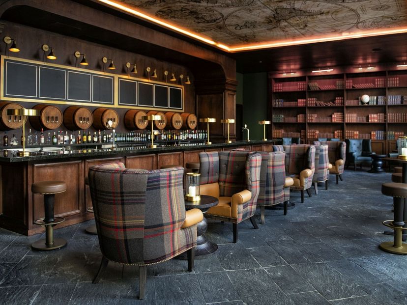 ENGLISH PUB. (THE BOULEVARD)
