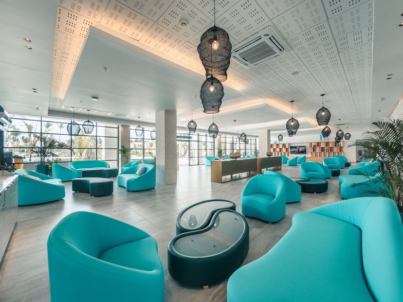 EXCLUSIVE LOUNGE.