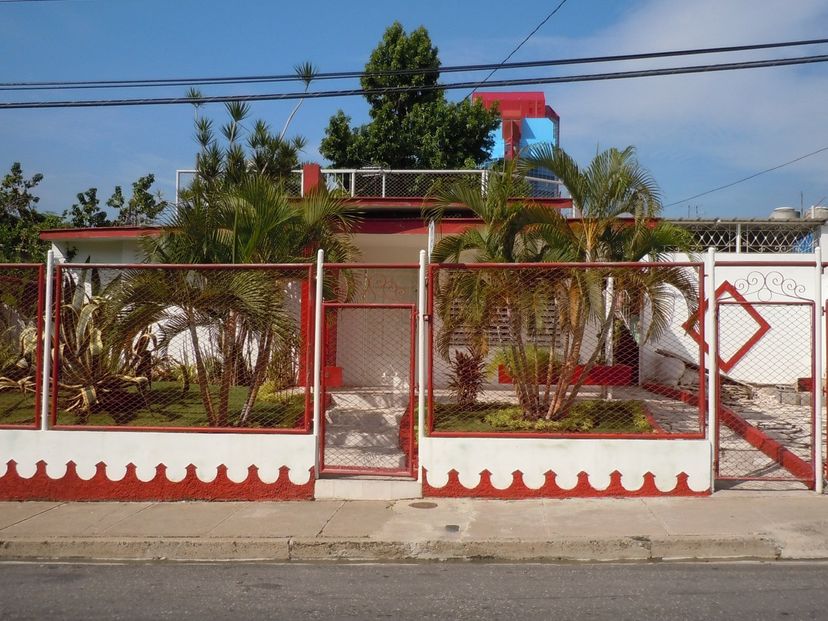 Casa Celeste (Blanca y Roja), CALLE 1ra, No. 53
