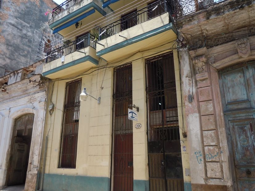 Building's entrance panoramic view